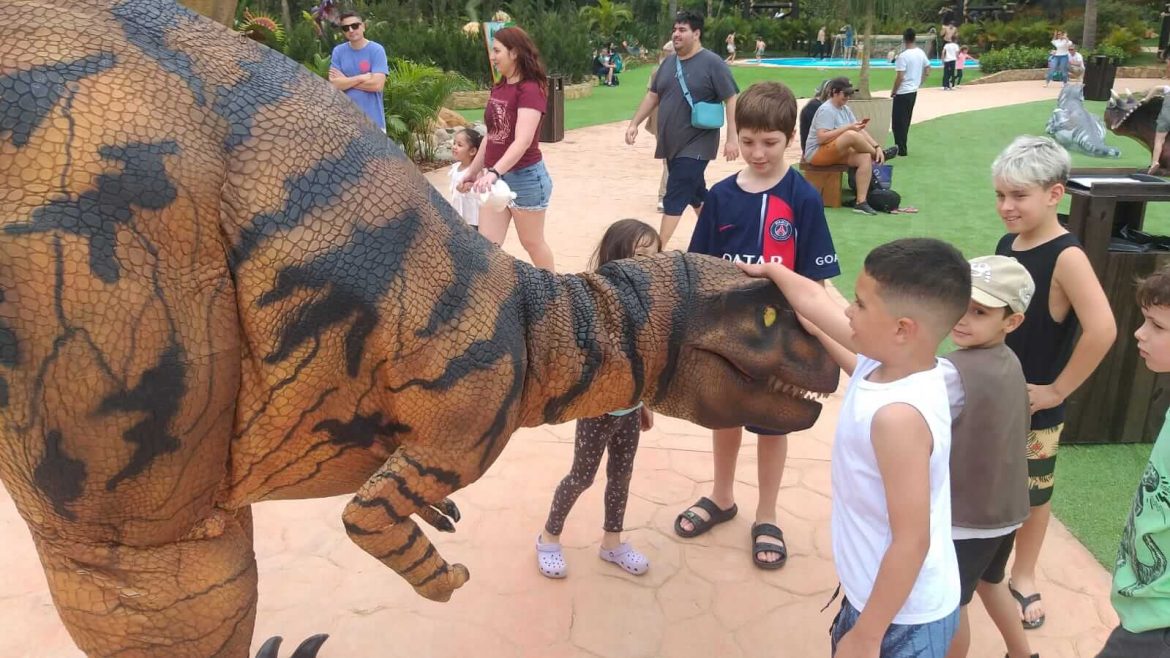 Maior parque de dinossauros do Brasil está em Balneário Camboriú